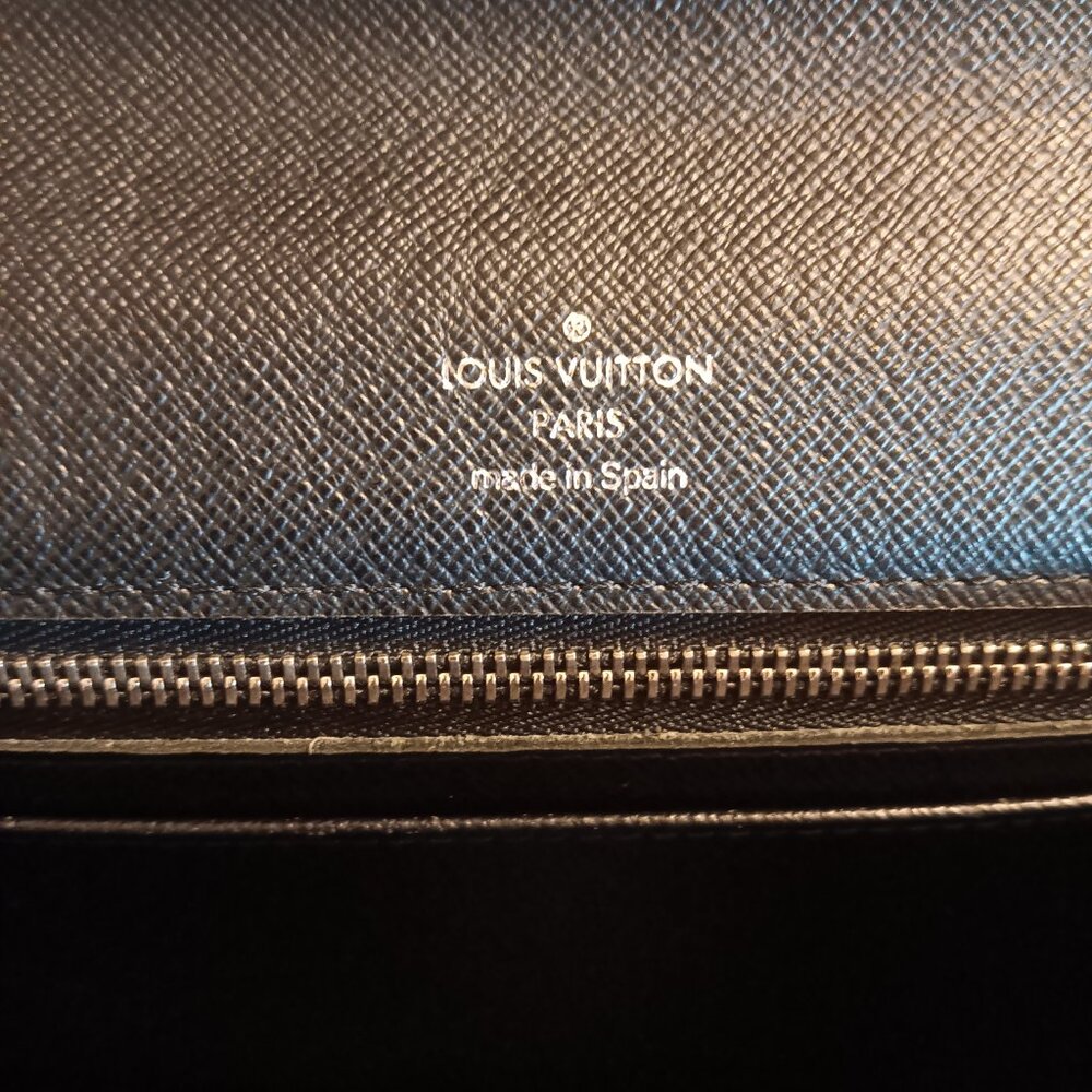 LV Black Taiga Leather Clutch w/ Silver tone hardware - Picture 4 of 7
